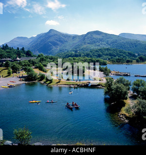 Llyn Padarn Lake vicino al villaggio di llanberis snowdonia nationalpark contea di gwynedd galles gran bretagna Foto Stock