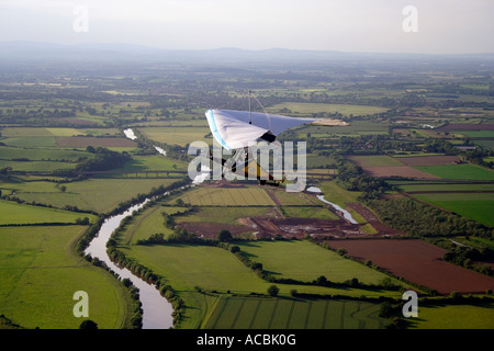 Powered piede lanciato deltaplano volare sopra GLOUCESTERSHIRE REGNO UNITO vicino Shuthonger con il fiume Severn in background Foto Stock