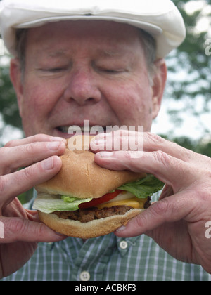 Circa a prendere un boccone di Cheeseburger Foto Stock