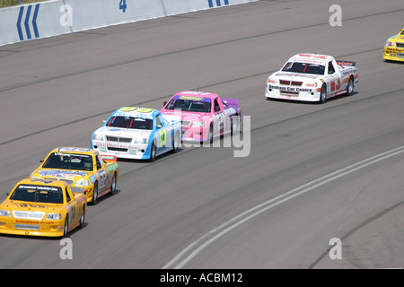 Racing pick up trucks racing attorno ad un circuito rialzata Foto Stock