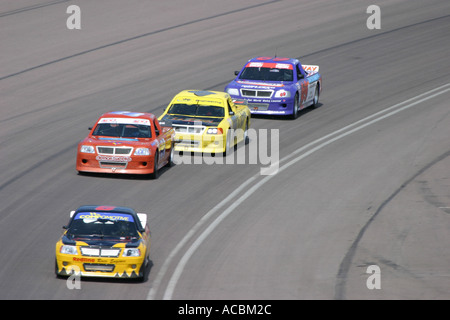 Racing pick up trucks racing attorno ad un circuito rialzata Foto Stock