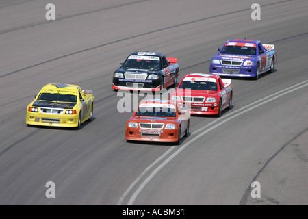 Racing pick up trucks racing attorno ad un circuito rialzata Foto Stock
