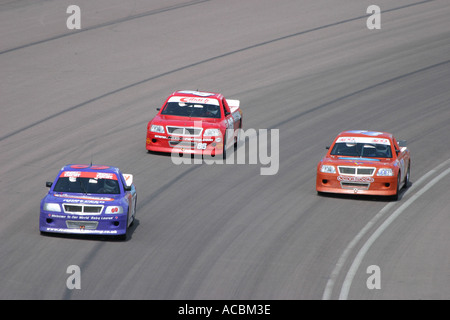Racing pick up trucks racing attorno ad un circuito rialzata Foto Stock