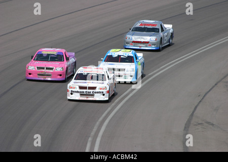 Racing pick up trucks racing attorno ad un circuito rialzata Foto Stock