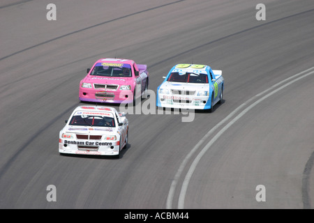 Racing pick up trucks racing attorno ad un circuito rialzata Foto Stock