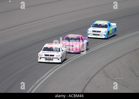 Racing pick up trucks racing attorno ad un circuito rialzata Foto Stock