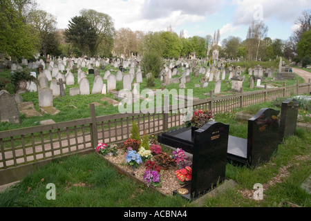 Il vecchio e il nuovo le lapidi. Kensal Green Cemetery, Londra, Inghilterra Foto Stock