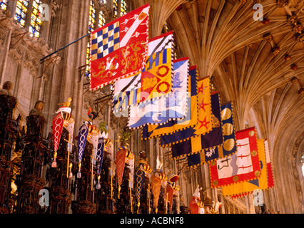 Windsor la Cappella di St Georges araldica coro Berkshire REGNO UNITO Inghilterra bandiere Bandiere Stemma Cavalieri della Giarrettiera viaggi interni interni Foto Stock