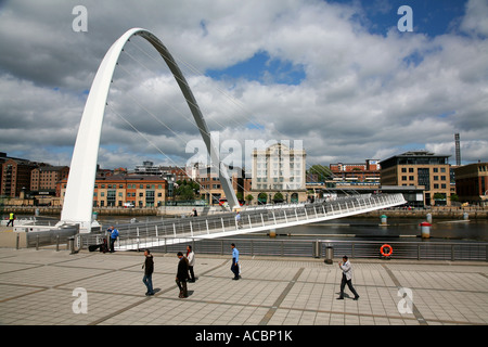 Newcastle - Gateshead Millennium Bridge ufficialmente aperto nel 2002 da Sua Maestà la Regina Foto Stock