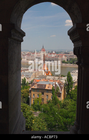 La città di Budapest panorama dal Bastione dei Pescatori al Castello di Buda del Danubio nella giornata di sole diurno del sole in Ungheria Foto Stock