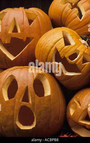 Scolpite zucche impilate una sull'altra con volti felici spaventata volti e facce spaventoso Lynnwood Washington STATI UNITI D'AMERICA Foto Stock