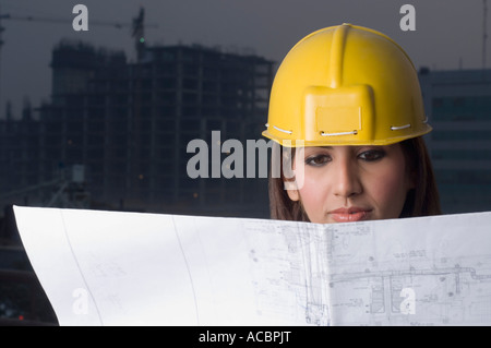 Close-up di un architetto femmina guardando una cianografia Foto Stock