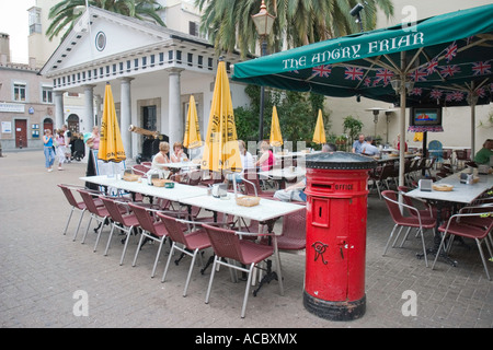 British Pub con Convento camera di guardia in background Europa Gibilterra Foto Stock