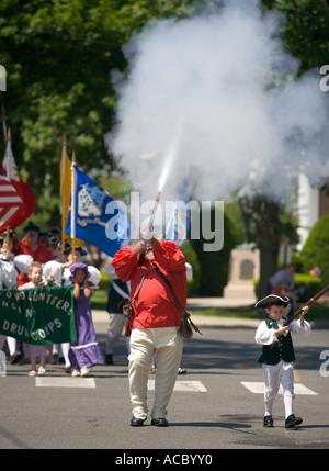 Era rivoluzionaria moschetto essendo sparati durante un quarto di luglio sfilata in Nuova Inghilterra, STATI UNITI D'AMERICA Foto Stock