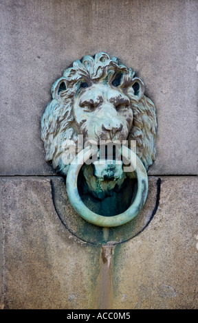Testa leone decorativo anello di ormeggio lungo il Tamigi a Londra Inghilterra Foto Stock