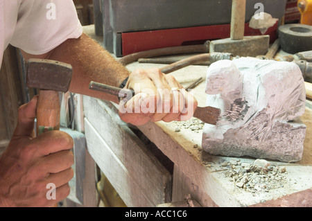 Intagliatore di pietre al lavoro Foto Stock