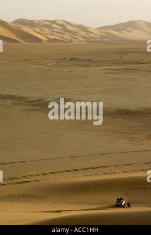 Un particolarmente spettacolare desert camp profonda tra le dune dell'Erg d'Admer nel cuore del Sahara algerino Foto Stock