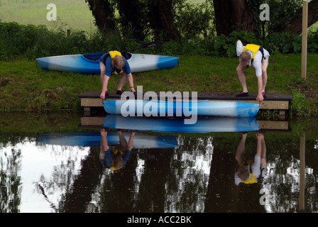 L uomo e la donna il lancio di canoa Foto Stock