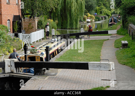 Narrowboat passando attraverso il blocco superiore a Cropedy Foto Stock