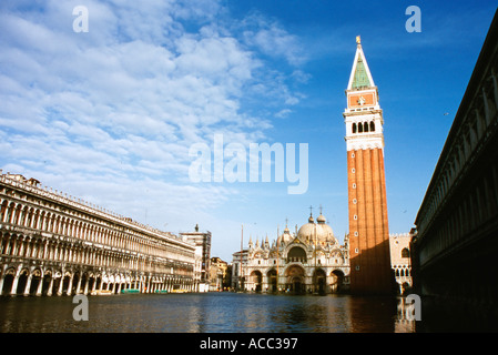 Piazza San Marco e San Marco nella cattedrale di Venezia Italia Foto Stock