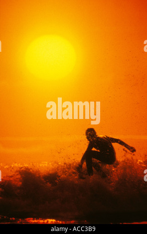 Surf al tramonto Porthcawl Wales UK Foto Stock