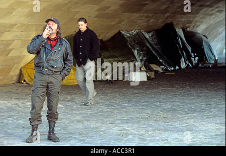 Tramp fumare nei tunnel pedonale, Parigi, Francia Foto Stock