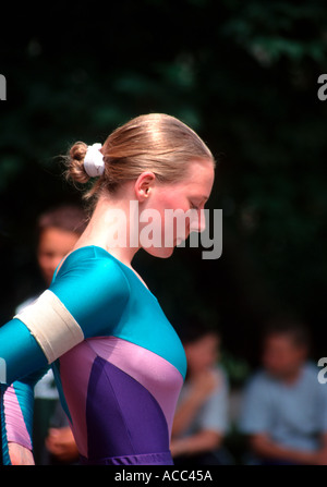 Una giovane ragazza concentrando prima di iniziare a un torneo voltige Foto Stock