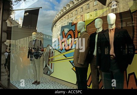 Manichini in una visualizzazione di Windows su Regent Street London Foto Stock