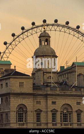 Whitehall edificio con famoso London Eye in background, London, Regno Unito Foto Stock