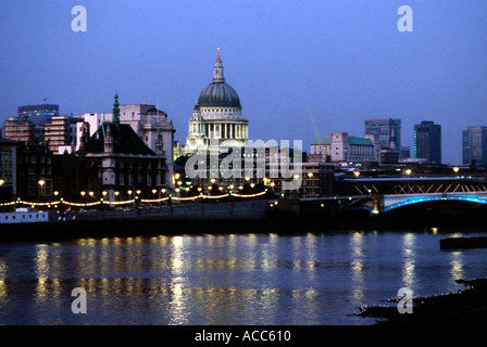 St Pauls Cathedral sul fiume Tamigi a Londra Inghilterra Foto Stock