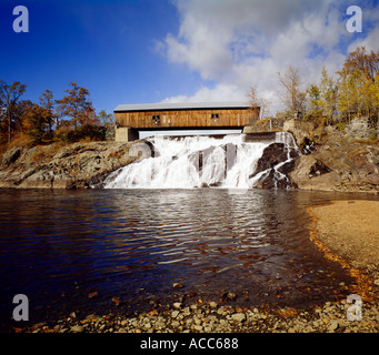 Ponte coperto a nord Hartland Vermont durante la caduta delle foglie di stagione Foto Stock