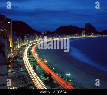 Rio de Janeiro in Brasile Panoramica della spiaggia di Copacabana di notte Foto Stock