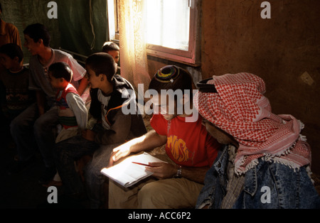 Insegnante beduino di insegnamento ebraico, Gerusalemme Foto Stock