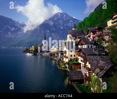 Villaggio di Hallstatt Austria sull'Hallstatter Vedi sotto il massiccio Dachstein Hallstadt Halstatt Foto Stock