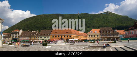 Brasov, Transilvania, Romania. Piata Sfatului (piazza principale) Brasov nome sign sul Monte Tampa dietro Foto Stock