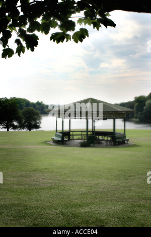 ROTUNDA IN INGLESE Parco mostra alberi erba nuvole del cielo e acqua Foto Stock