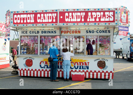 Booth la vendita di cibo spazzatura al carnevale Foto Stock