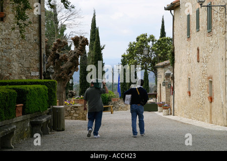 Due uomini che trasportano scatole di vino Italia Foto Stock