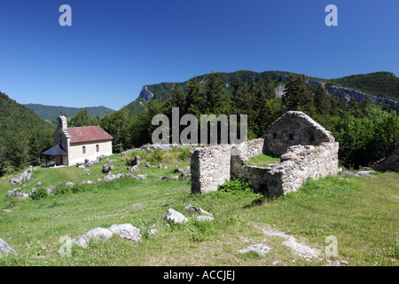 Cappella restaurata e rovinato la casa a Valchevriere un villaggio distrutto in WW2 dai tedeschi nel Vercors Parco naturale di Francia Foto Stock