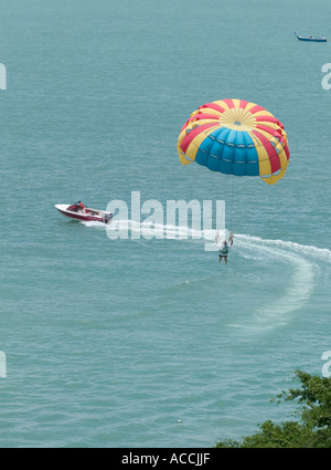 Il parasailing, para la vela di Batu Ferringhi Beach nella parte anteriore del grand plaza parkroyal hotel, Penang, Malaysia, Foto Stock