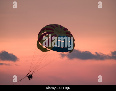 Il parasailing, PARA barca a vela al tramonto, Batu Ferringhi Beach NELLA PARTE ANTERIORE DEL GRAND PLAZA PARKROYAL HOTEL, Penang, Malaysia, Foto Stock