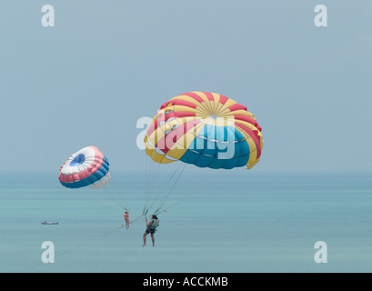 Il parasailing, para la vela di Batu Ferringhi Beach nella parte anteriore del grand plaza parkroyal hotel, Penang, Malaysia, Foto Stock