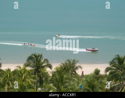 Jet ski e banana boat, Batu Ferringhi Beach nella parte anteriore del grand plaza parkroyal hotel, Penang, Malaysia, Foto Stock