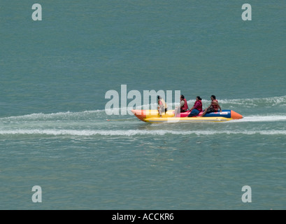 Banana Boat, Batu Ferringhi Beach di fronte grand plaza parkroyal hotel, Penang, Malaysia, Foto Stock