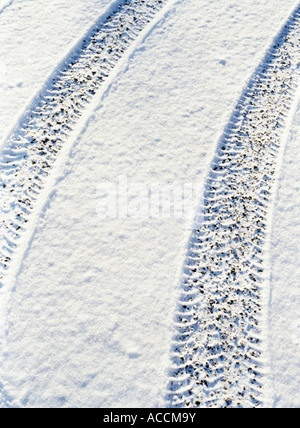 Le tracce delle ruote su una strada d'inverno. Foto Stock