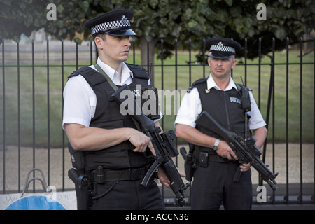British armate Ufficiali della Polizia di Londra Inghilterra REGNO UNITO Foto Stock