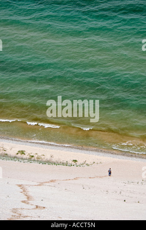 Uomo che cammina verso la parte inferiore del piede 450 dune di sabbia al lago Michigan Sleeping Bear Dunes National Lakeshore Michigan Foto Stock