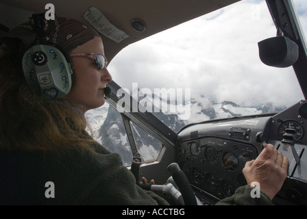 La boccola pilota sopra il ghiacciaio di Pika, Alaska Foto Stock