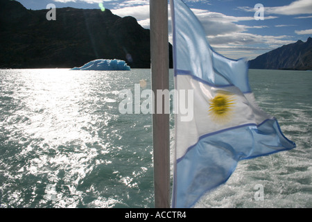 Argentina blu, bianco e sun bandiera, il ghiacciaio faccia in background, Patagonia, Argentina Foto Stock