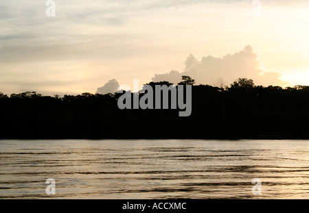 Tramonto sul fiume di Madre de Dios, Puerto Maldonado, Perù Foto Stock
